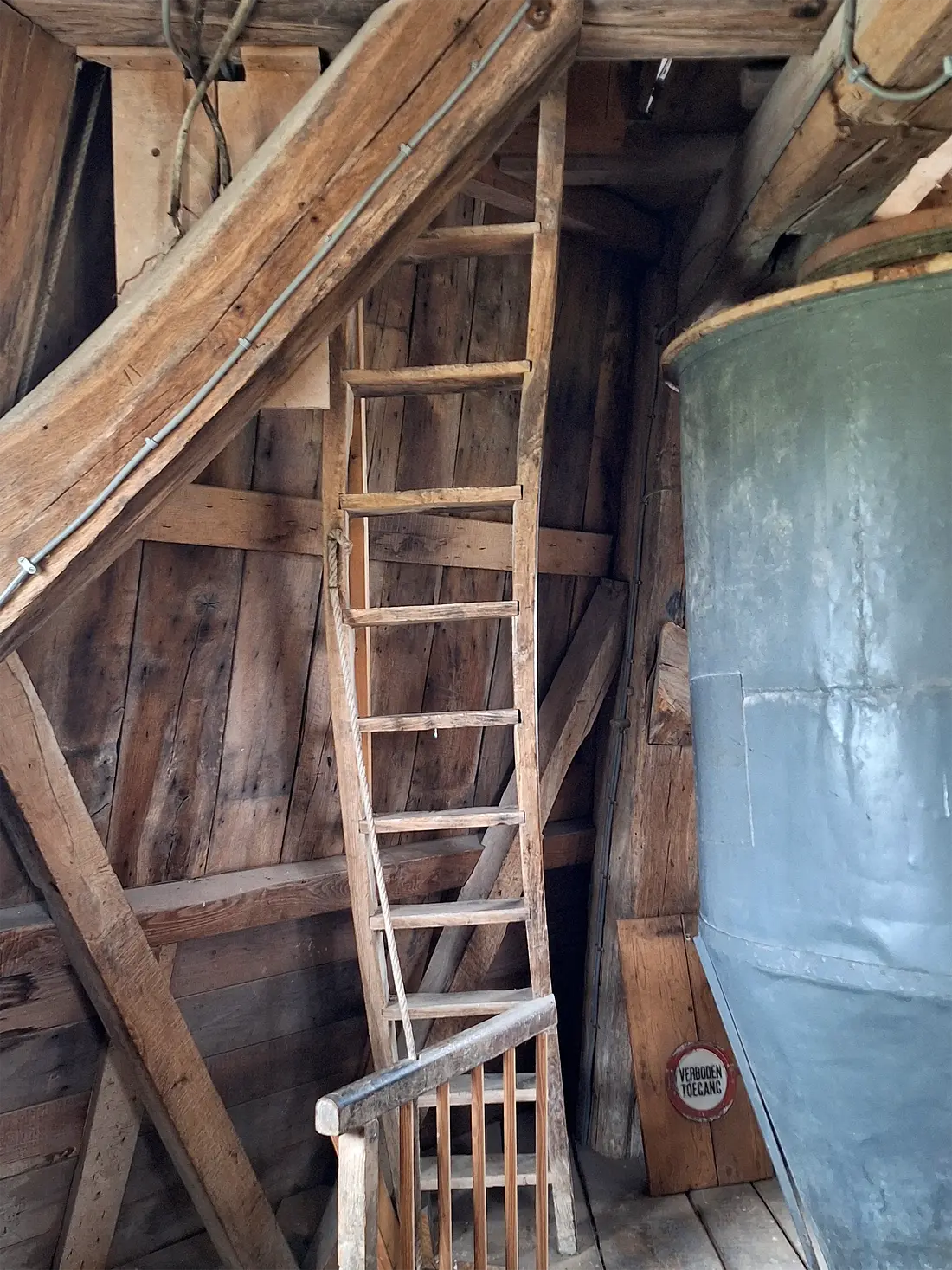 21, Molen 03114 Teunismolen (Dinxperlo - De Heurne), Jay Verkerk (24-05-2025)&nbsp;De hele schuine trap van de steen- tot luizolder. | Database Nederlandse molens