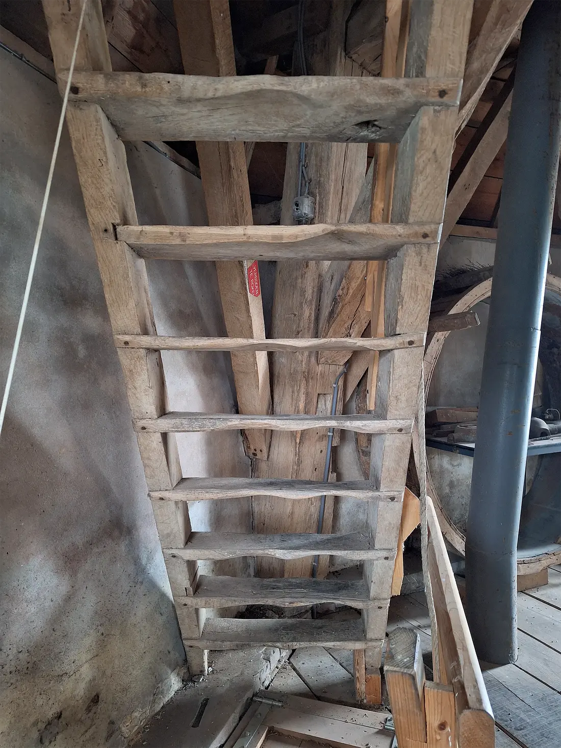 14, Molen 03114 Teunismolen (Dinxperlo - De Heurne), Jay Verkerk (24-05-2025)&nbsp;De trap van de maal- naar de steenzolder. Hier is ook goed te zien dat de traptreden allemaal zijn omgedraaid. | Database Nederlandse molens