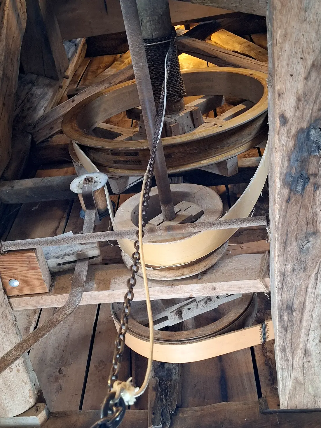25, Molen 03114 Teunismolen (Dinxperlo - De Heurne), Jay Verkerk (24-05-2025)&nbsp;Het elektrische luiwiel met bandenspanner. | Database Nederlandse molens