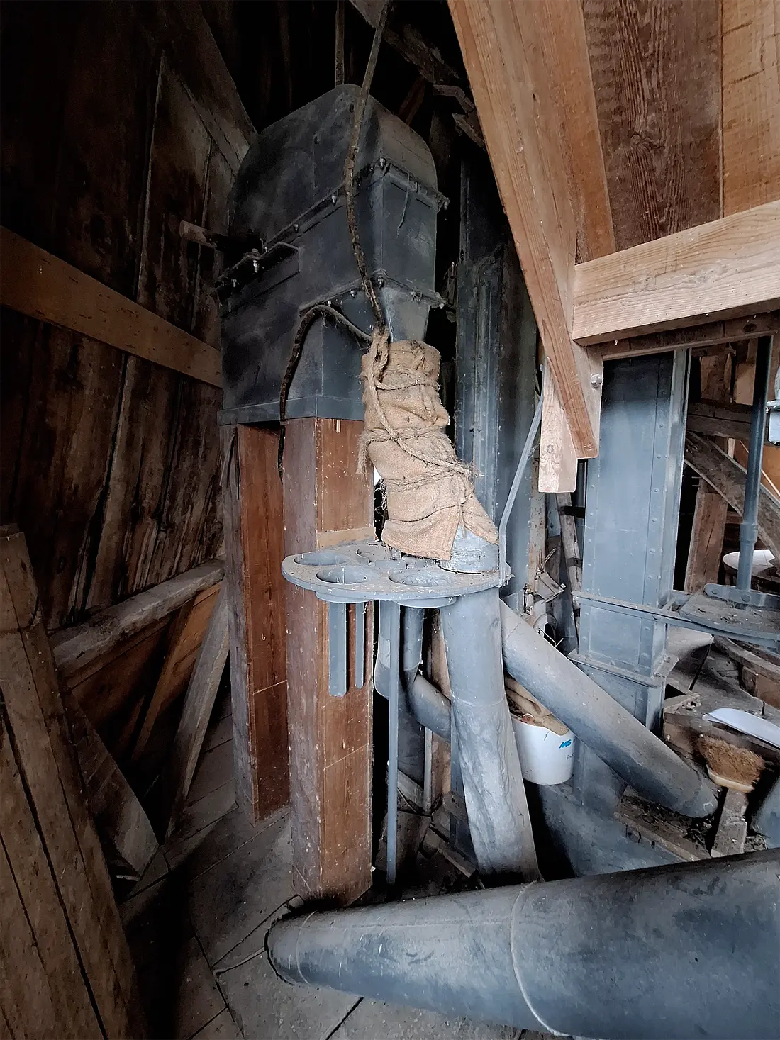 23, Molen 03114 Teunismolen (Dinxperlo - De Heurne), Jay Verkerk (24-05-2025)&nbsp;De twee elevatoren. De houten stort het in de ijzeren. | Database Nederlandse molens