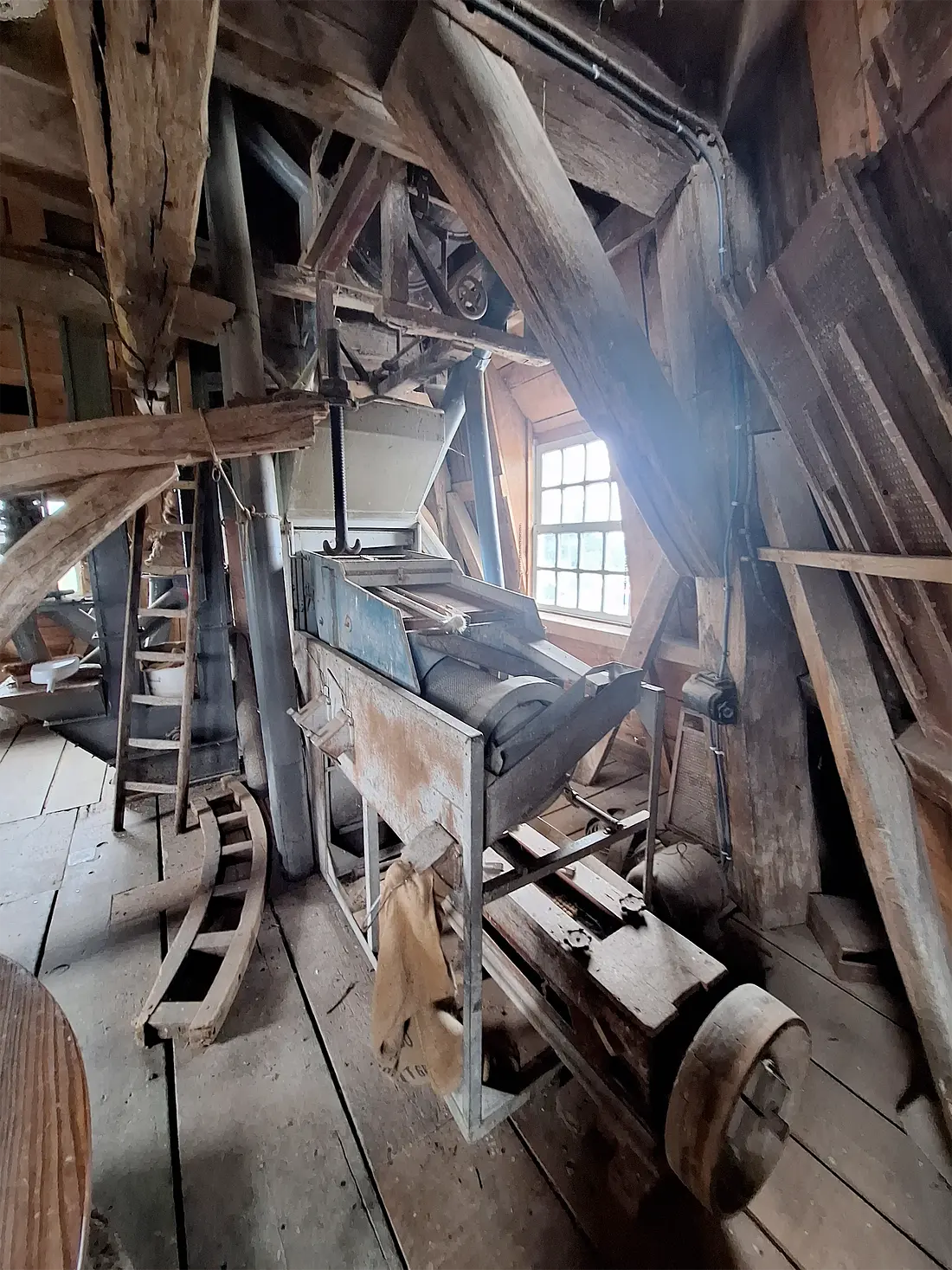 22, Molen 03114 Teunismolen (Dinxperlo - De Heurne), Jay Verkerk (24-05-2025)&nbsp;De graanreiniger. | Database Nederlandse molens