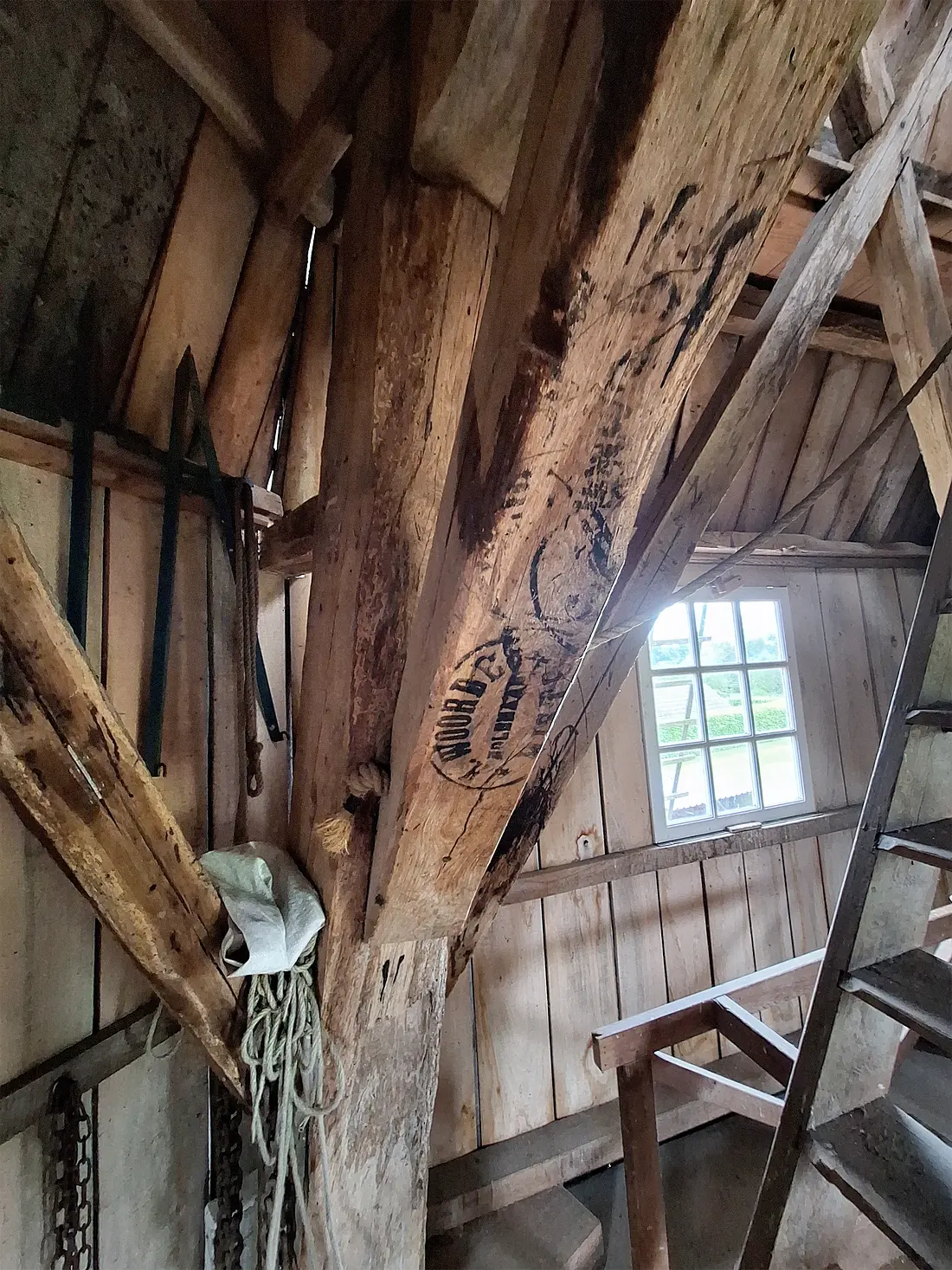 16, Molen 03115 De Meenkmolen (Miste), Jay Verkerk (24-05-2025)&nbsp;Een korbeel vol met zakkenstempels met daarop de naam/eigenaar en de plaats. | Database Nederlandse molens