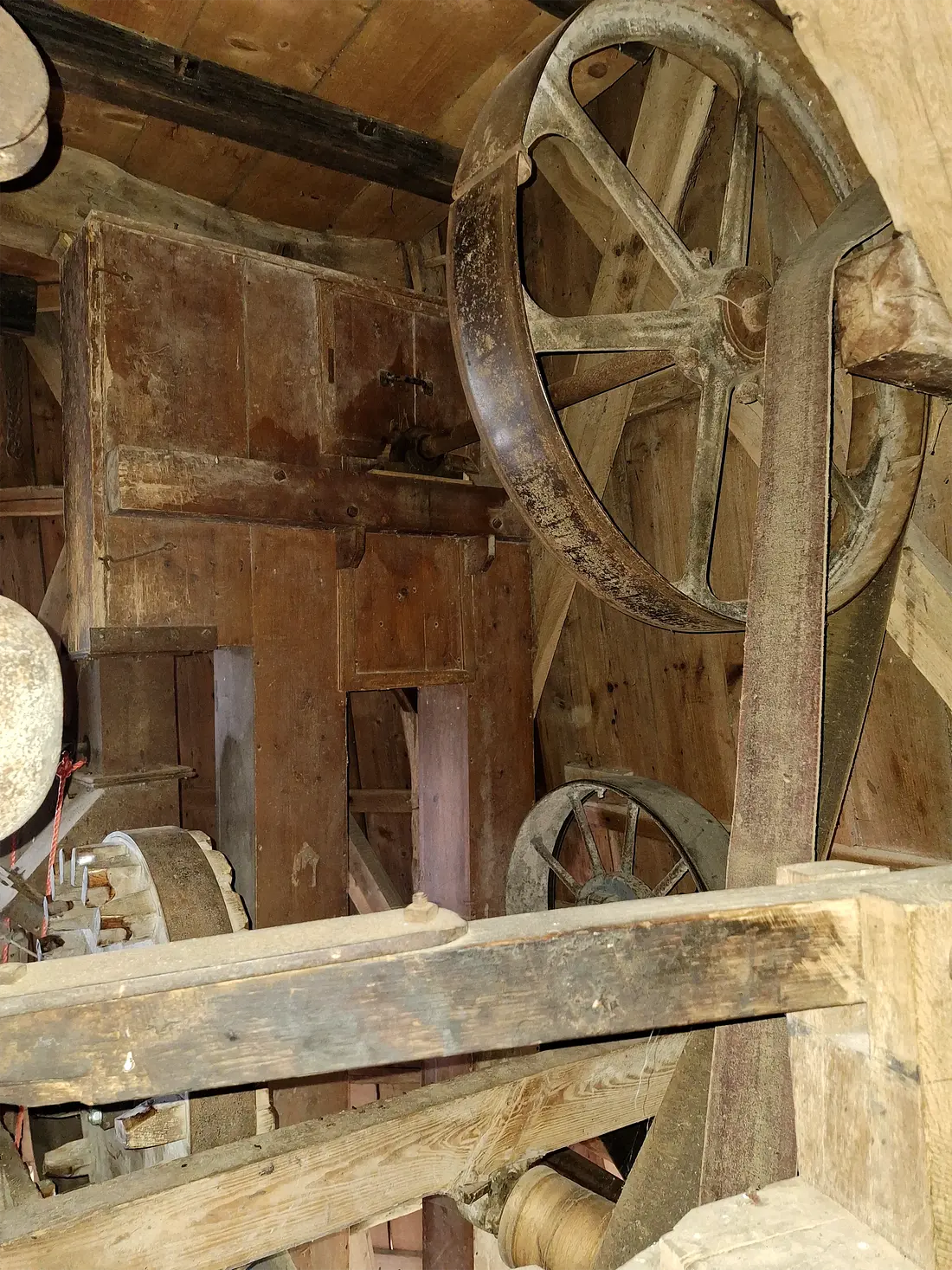 22, Molen 03115 De Meenkmolen (Miste), Jay Verkerk (24-05-2025)&nbsp;De Elevator, die naar de mengketel en het stortkaar gaat. Ook zie je de aandrijving van de mengketel en de riem van het luiwerk. | Database Nederlandse molens