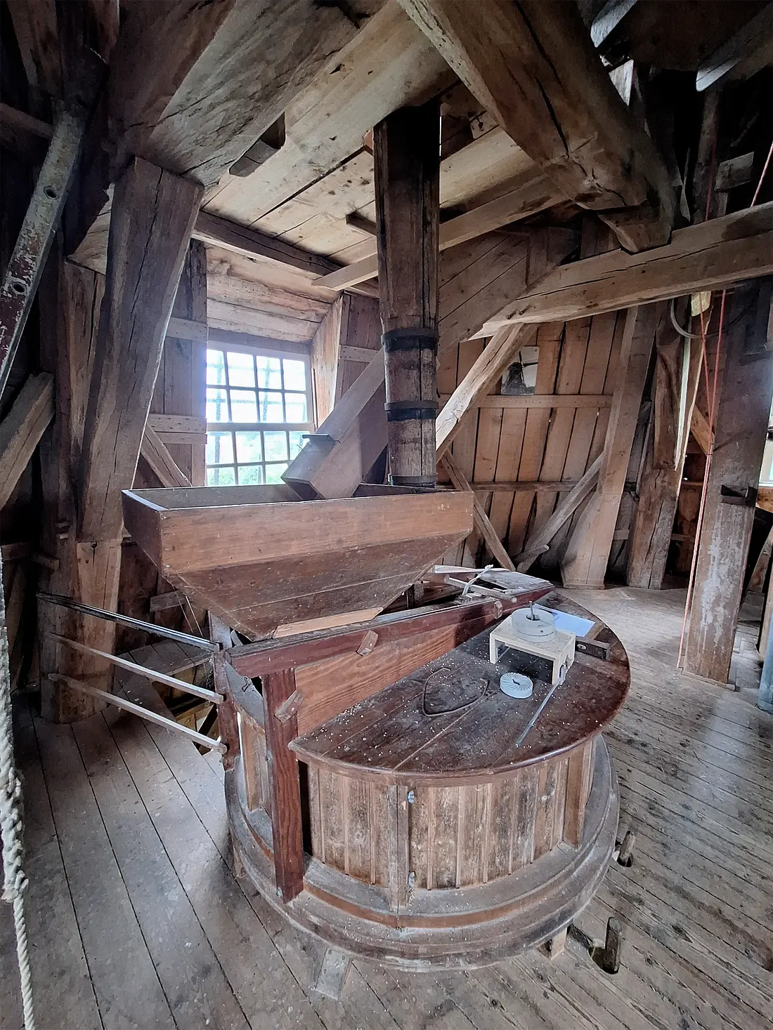 20, Molen 03115 De Meenkmolen (Miste), Jay Verkerk (24-05-2025)&nbsp;Het maalkoppel met daarboven een stortkaar op de halfzolder. | Database Nederlandse molens