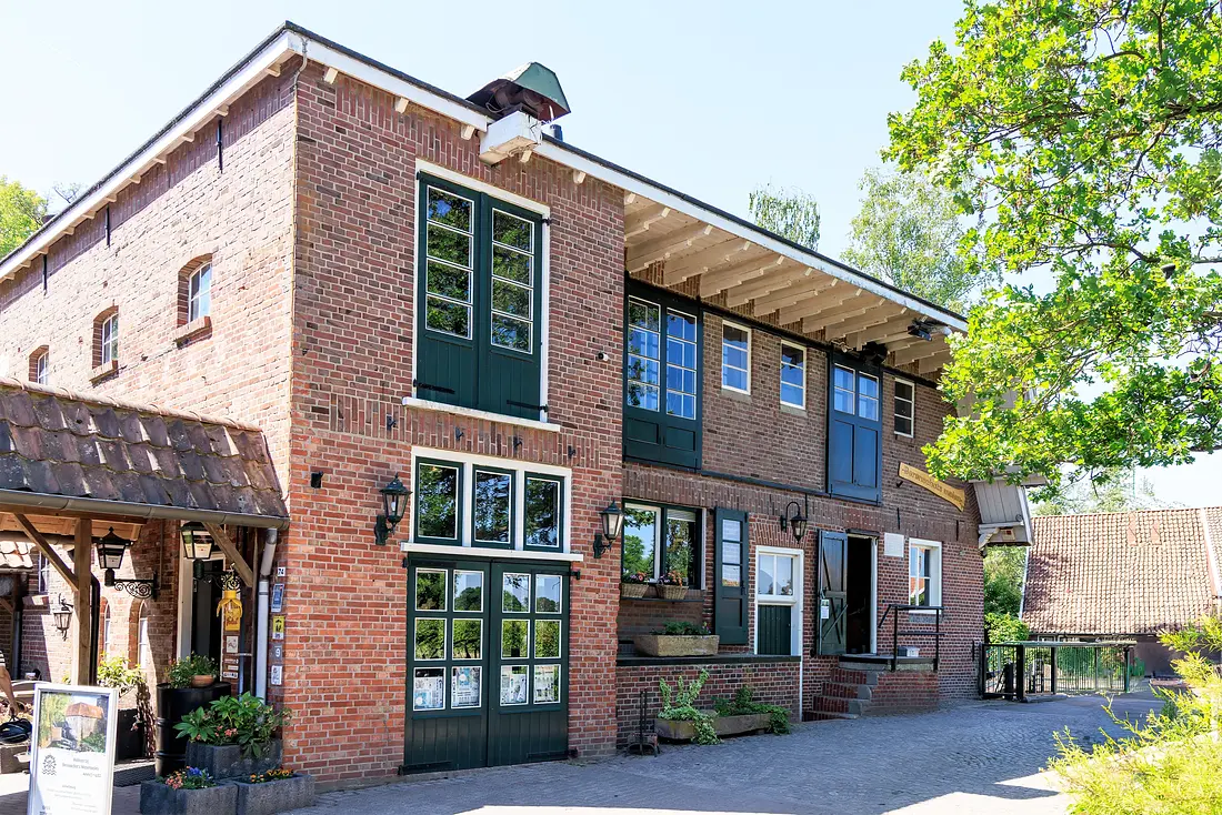 4, Molen 00896 Berenschot (Woold), Frank Hendriks (13-05-2025). Het 'art-deco' gebouw (molen-restaurant). | Database Nederlandse molens