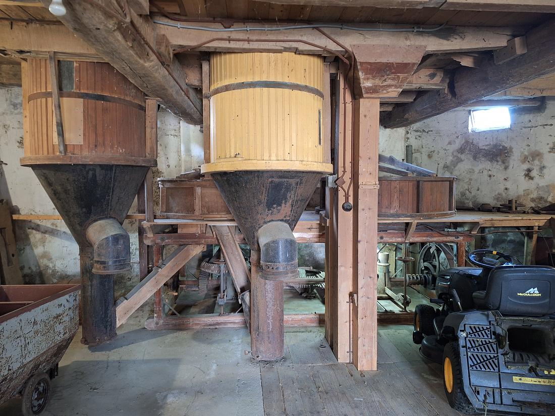 22, Molen 04896 De Blazekop (Ovezande), Jay Verkerk (31-05-2025)&nbsp;De twee mengketels en twee maalkoppels. | Database Nederlandse molens