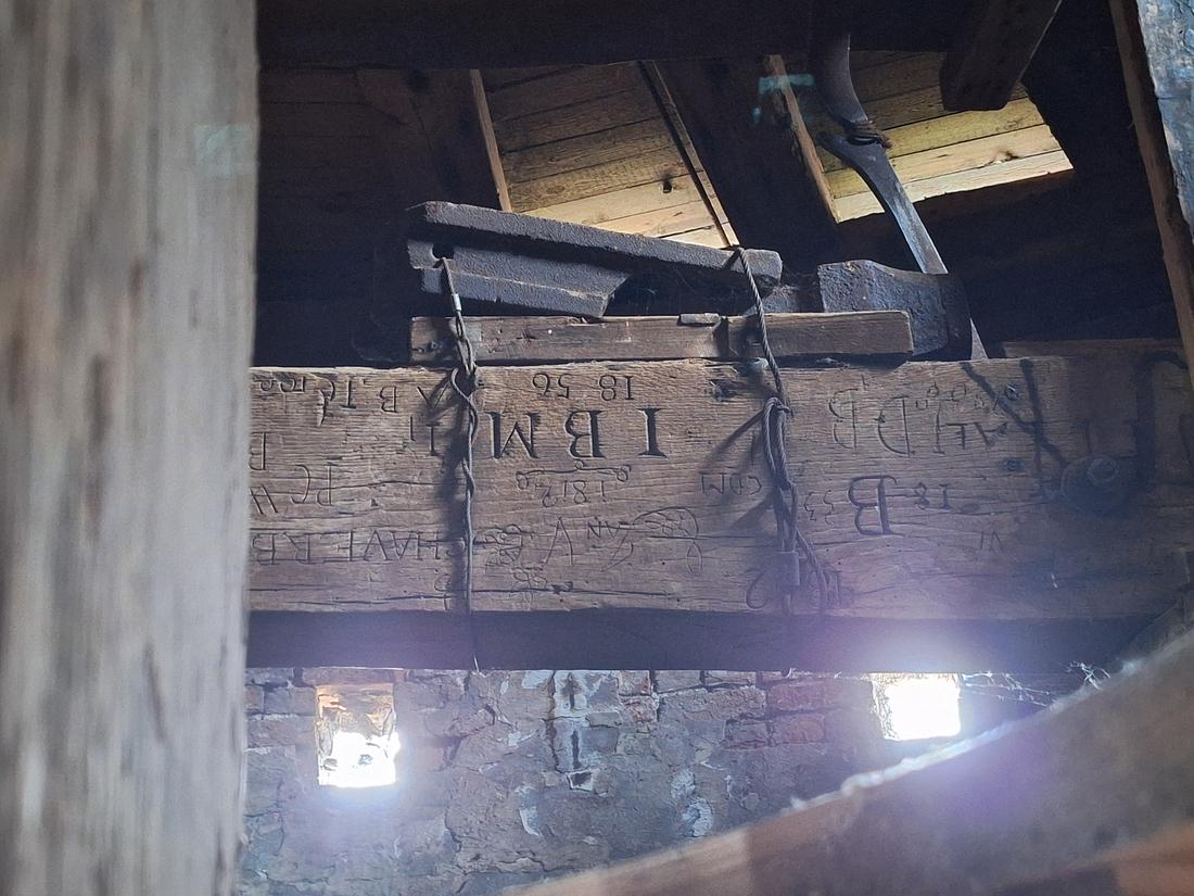 25, Molen 03567 De Korenhalm (Gravenpolder, 's-), Jay Verkerk (31-05-2025)&nbsp;De vangbalk die vol staat met inscripties. | Database Nederlandse molens