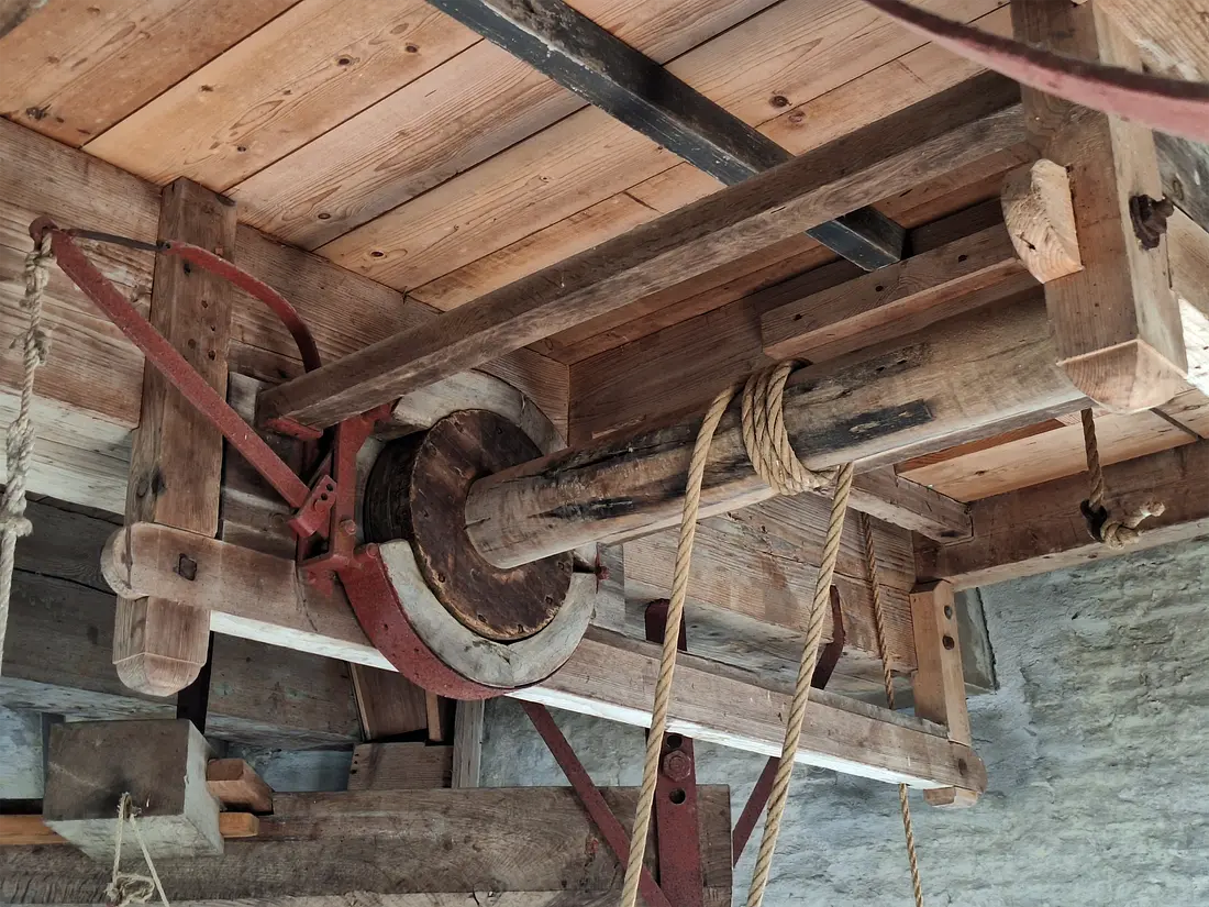 24, Molen 03536 Aeolus (Wemeldinge), Jay Verkerk (31-05-2025)&nbsp;Het afschietwerk met rails zodat hij ook aan de kant kan worden gehangen. | Database Nederlandse molens