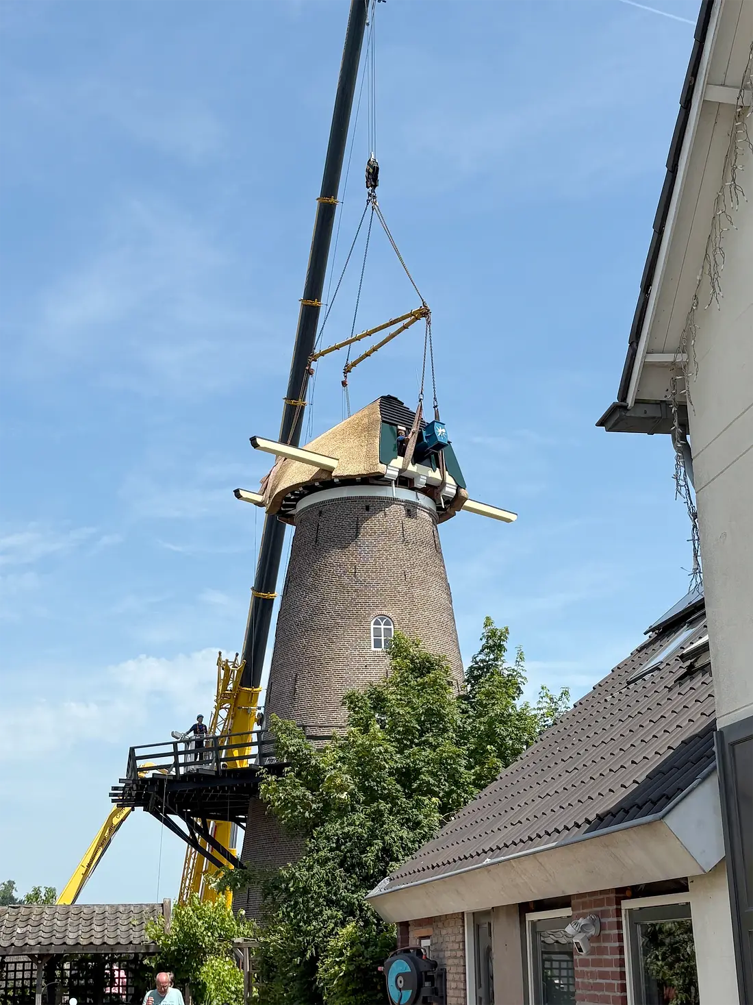 1, Molen 02663 De Hoop (Lienden), Bjorn Jannink (13-06-2025)&nbsp;De kap wordt geplaatst op 13 juni 2025. | Database Nederlandse molens