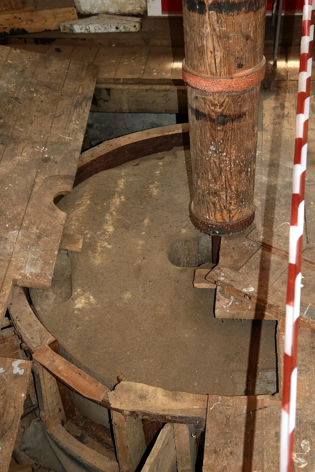 12, Molen 00435 Aeolus (Adorp), Ronald Bakker (15-06-2025)&nbsp;Het koppel pelstenen, dat nog gerestaureerd moet worden. | Database Nederlandse molens