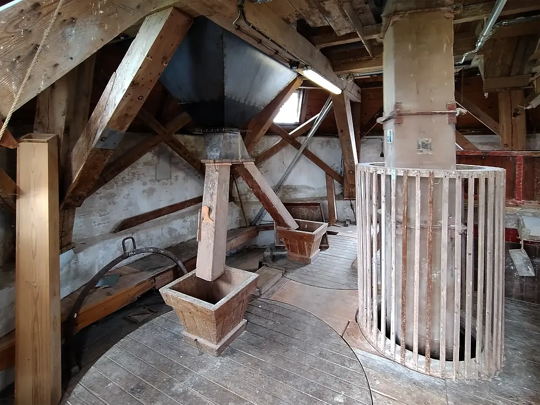 13, Molen 06409 De Wetsinger (Wetsinge), Ronald Bakker (15-06-2025)&nbsp;De twee koppels pelstenen. | Database Nederlandse molens