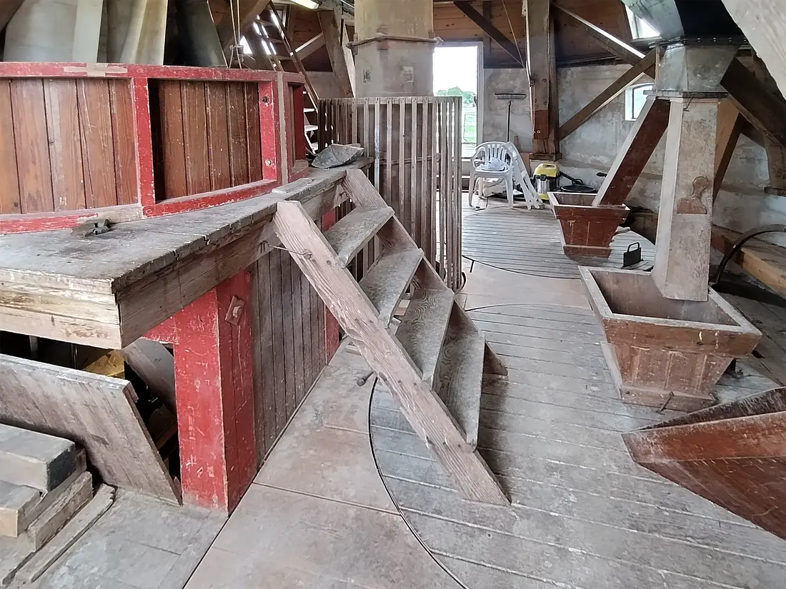 14, Molen 06409 De Wetsinger (Wetsinge), Ronald Bakker (15-06-2025)&nbsp;Links de maalstoel, rechts de twee koppel pelstenen. | Database Nederlandse molens