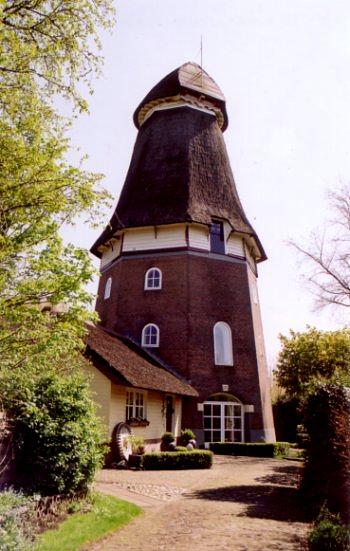 3, Molen 01851 De Jonge Gerrit / Mölle van Iesseldiek (Wijhe), Foto: G.H. Varwijk sr., opname 22 april 2005
Op de achterzijde van de foto staat vermeld: "De Jonge Gerrit" te Wijhe. Anno 1851. Gedeeltelijk afgebroken 1932. | Database Nederlandse molens