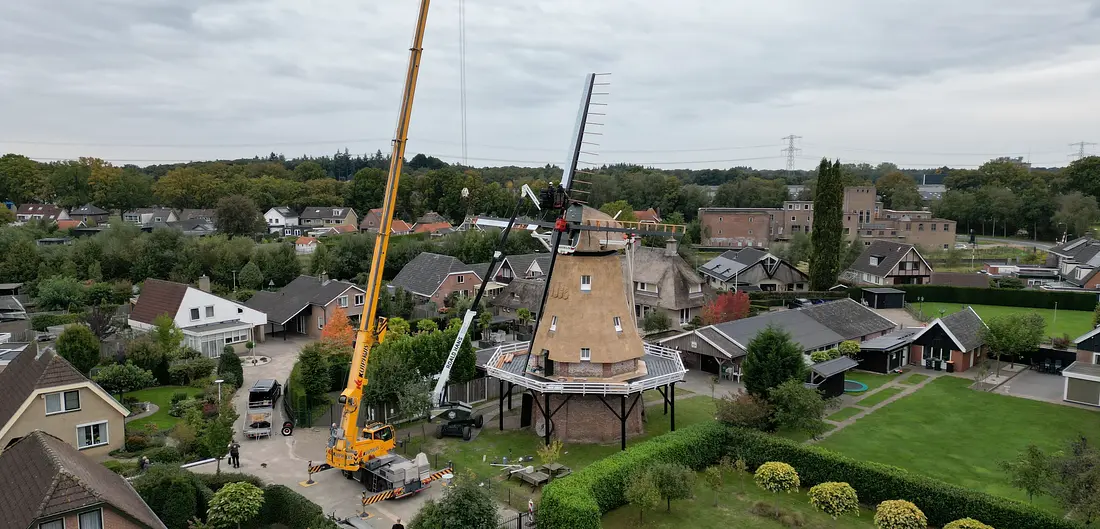 1, Molen 02667 De Braakmolen (Goor), Peter Wassink (03-10-2025)&nbsp;Molen is bijna weer draaivaardig, vandaag zijn staart en roeden teruggeplaatst, hekwerk was al voorbereid, dat gaat nu heel hard, en zo komt tie er weer fraai op te staan. | Database Nederlandse molens