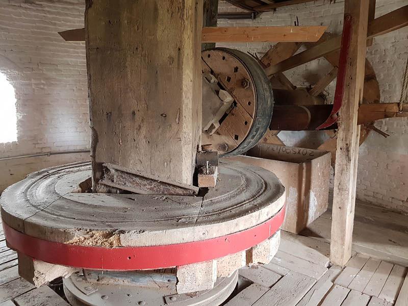 20, Molen 03532 De Hoop (Sint-Maartensdijk), Foto van Pieter Zuijkerbuijk opn. 07-09-2019, Het luiwerk met gaffelwiel | Database Nederlandse molens