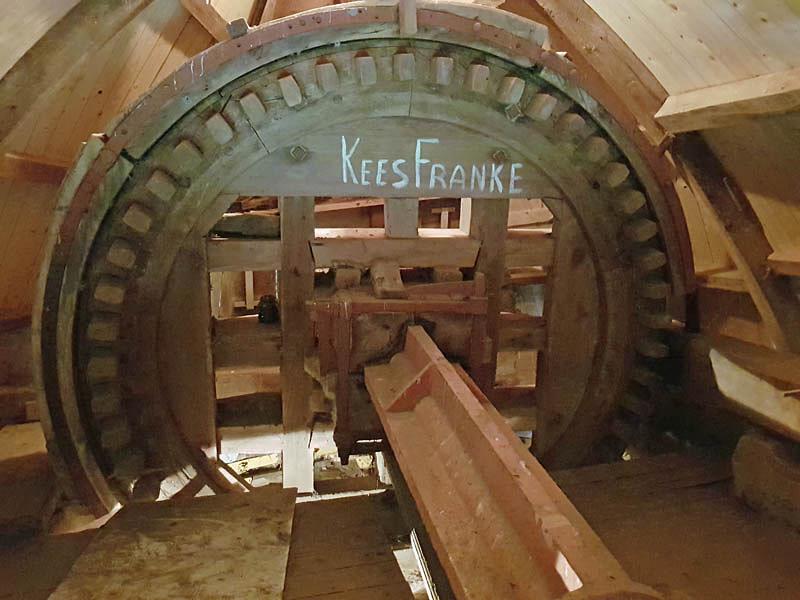 23, Molen 03532 De Hoop (Sint-Maartensdijk), Foto van Pieter Zuijkerbuijk opn. 07-09-2019 Het bovenwiel met de Enthoven as | Database Nederlandse molens