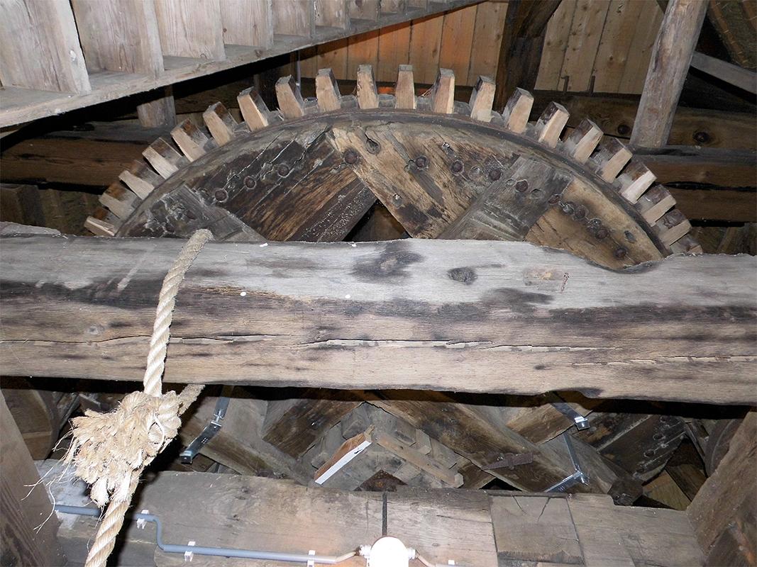 6, Molen 02748 Jantina Hellingmolen (Aalden), Coen Manche (29-2-2020)Het erg oude spoorwiel, mogelijk het vroegere steenwiel van De Veering.  | Database Nederlandse molens