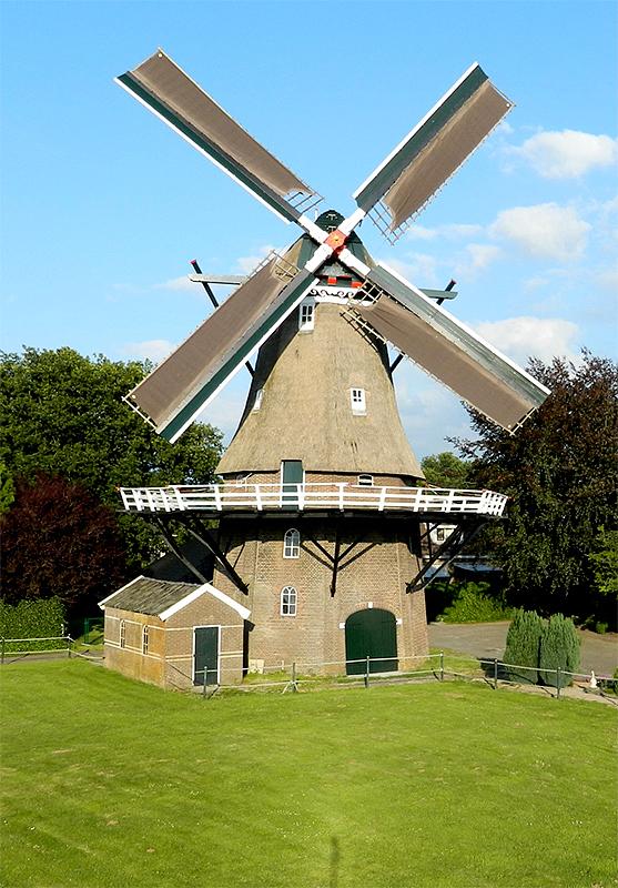 Molen 02726 De Arend (Coevorden), Vincent Mepschen (21-07-2015)De molen met de nieuwe kleuren, zoveel mogelijk naar de situatie van vóór 1937. | Database Nederlandse molens