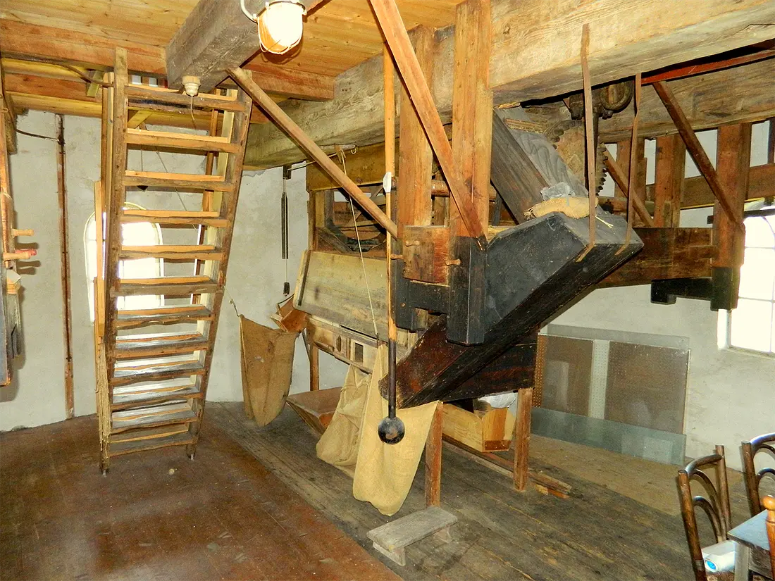 9, Molen 02726 De Arend (Coevorden), Vincent Mepschen (18-4-2021)Maalzolder met builmachine. | Database Nederlandse molens