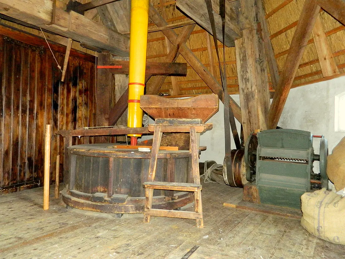 10, Molen 02726 De Arend (Coevorden), Vincent Mepschen (18-4-2021)Maalkoppel (NO) met wind aangedreven lijnkoekenbreker. | Database Nederlandse molens