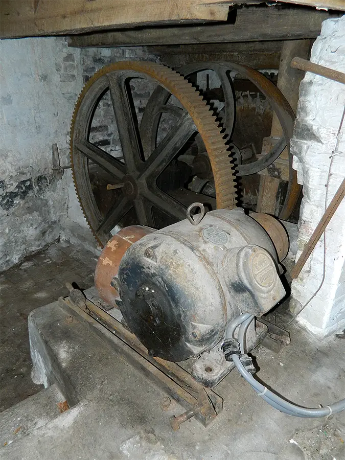 12, Molen 02726 De Arend (Coevorden), Vincent Mepschen (18-4-2021)Electromotor uit voormalige maalderij van Valthe (niet origineel). | Database Nederlandse molens