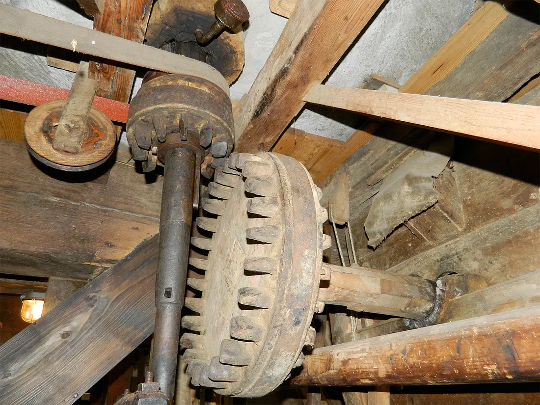 17, Molen 02726 De Arend (Coevorden), Vincent Mepschen (18-4-2021)Aandrijving builmachine op de bolspil van de maalstenen. | Database Nederlandse molens