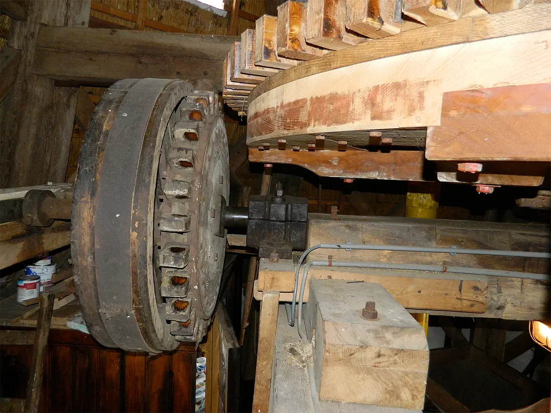 19, Molen 02726 De Arend (Coevorden), Vincent Mepschen (18-4-2021)Aandrijving lijnkoekenbreker op het spoorwiel. | Database Nederlandse molens