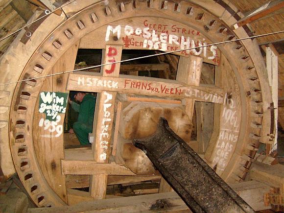 15, Molen 02632 De Wieker Meule (De Wijk), Vincent Mepschen (05-01-2008).Het nogal rijk beschreven bovenwiel.  | Database Nederlandse molens