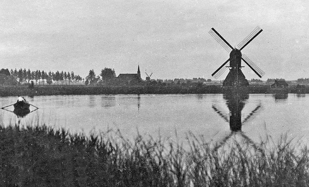 4, Molen 01268 Polder Zwijndrecht / Polder Zwijndrecht, Meerdervoort en het Kort Ambacht van de Groote LindtDe Zwijndrechtse watermolen (Zwijndrecht), De molen op de voorgrond is die van de polder Kijfhoek, die uitwaterde op de Devel, op de voorgrond, afgebroken 1926.
&nbsp;De laatste molenaar was W. Dorst. De kerk is de Kijfhoekkerk.De molen op de achtergrond stond aan de Lindeweg en bemaalde de polder Groote en Kleine Lindt.
&nbsp;De foto en de gegevens zijn aangereikt door Arie Gouw te Heerjansdam.
&nbsp;Informatie van Kees Brinkman, Heerjansdam | Database Nederlandse molens