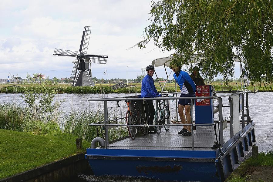 4, Molen 10684 Mellemolen (vh. Polslootpoldermolen) (Akkrum), Het pontje, waarmee de molen bereikt kan worden.  Chris van Gijs (14-5-2014). | Database Nederlandse molens