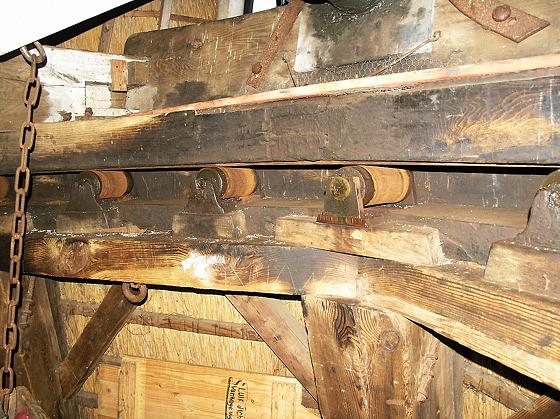 15, Molen 03228 De Eendragt (Anjum/ Eanjum), De opmerkelijke vaste kruirollen. Willem Jans (30-12-2006). | Database Nederlandse molens