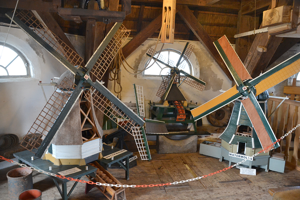 9, Molen 03228 De Eendragt (Anjum/ Eanjum), Rob Pols (22-7-2017)De maalzolder staat geheel vol met (overigens mooie) miniatuurmolens. | Database Nederlandse molens