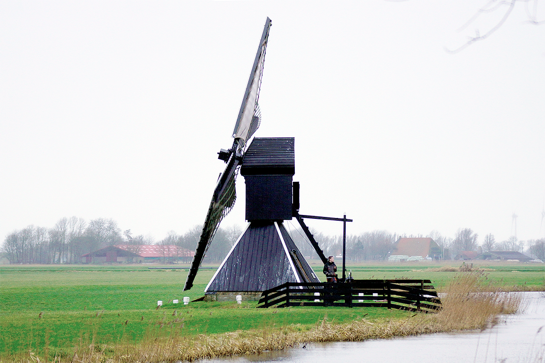 5, Molen 03730 De (Greate) Klaver (Bolsward / Boalsert ), Jan-Sietze Brouwer (24-1-2018)Molenaar Marc Kramer draait met 'stevige wind' op de spinnekop in januari weer. | Database Nederlandse molens
