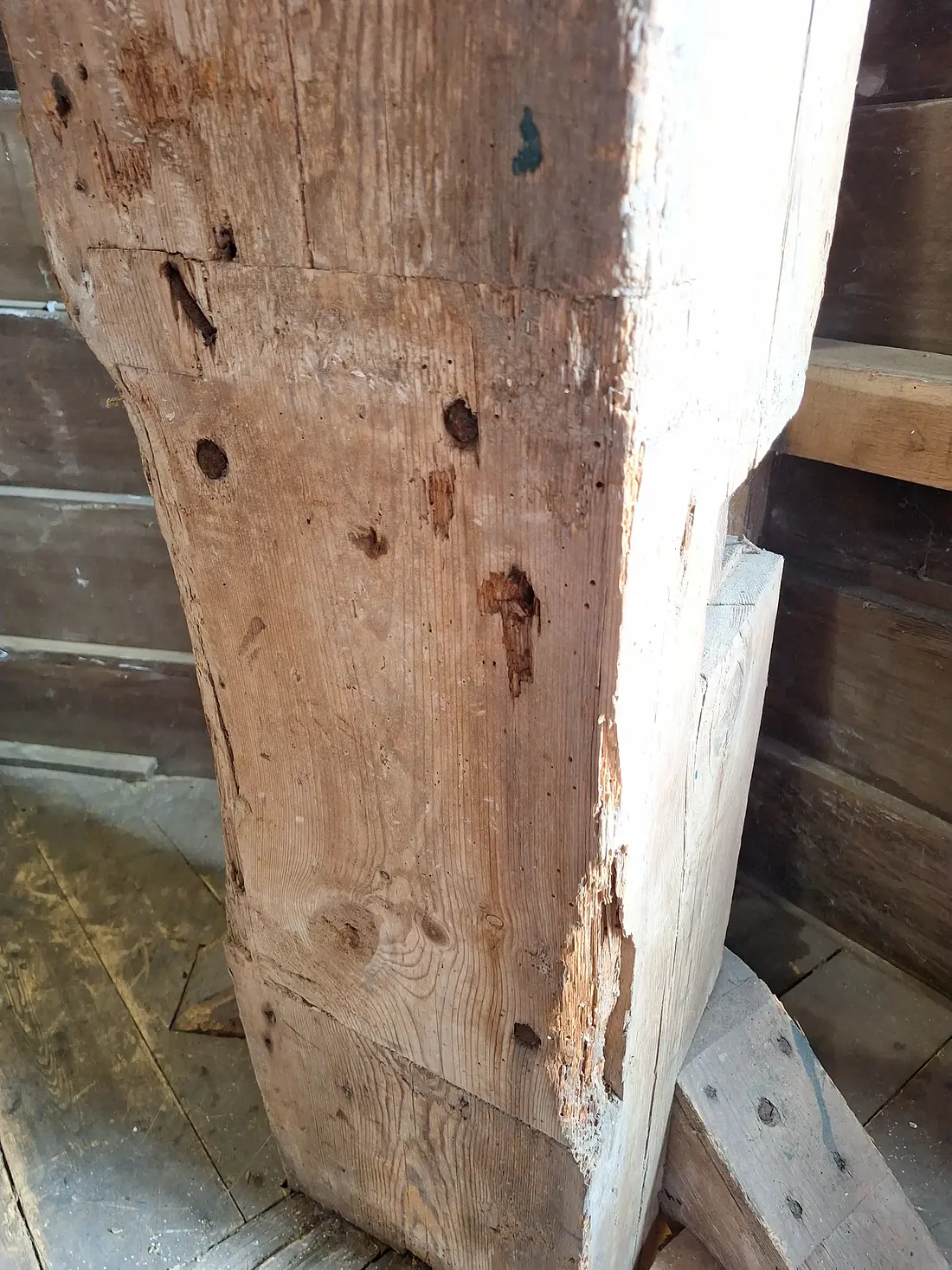 17, Molen 06408 De Vriendschap (Winsum), Jay Verkerk (19-07-2025)&nbsp;Een inkeping in één van de achtkantstijlen. Vroeger heeft deze een pelmolen verleden gehad, dit is een inham waar één van de slagbalken in heeft gelegen. | Database Nederlandse molens
