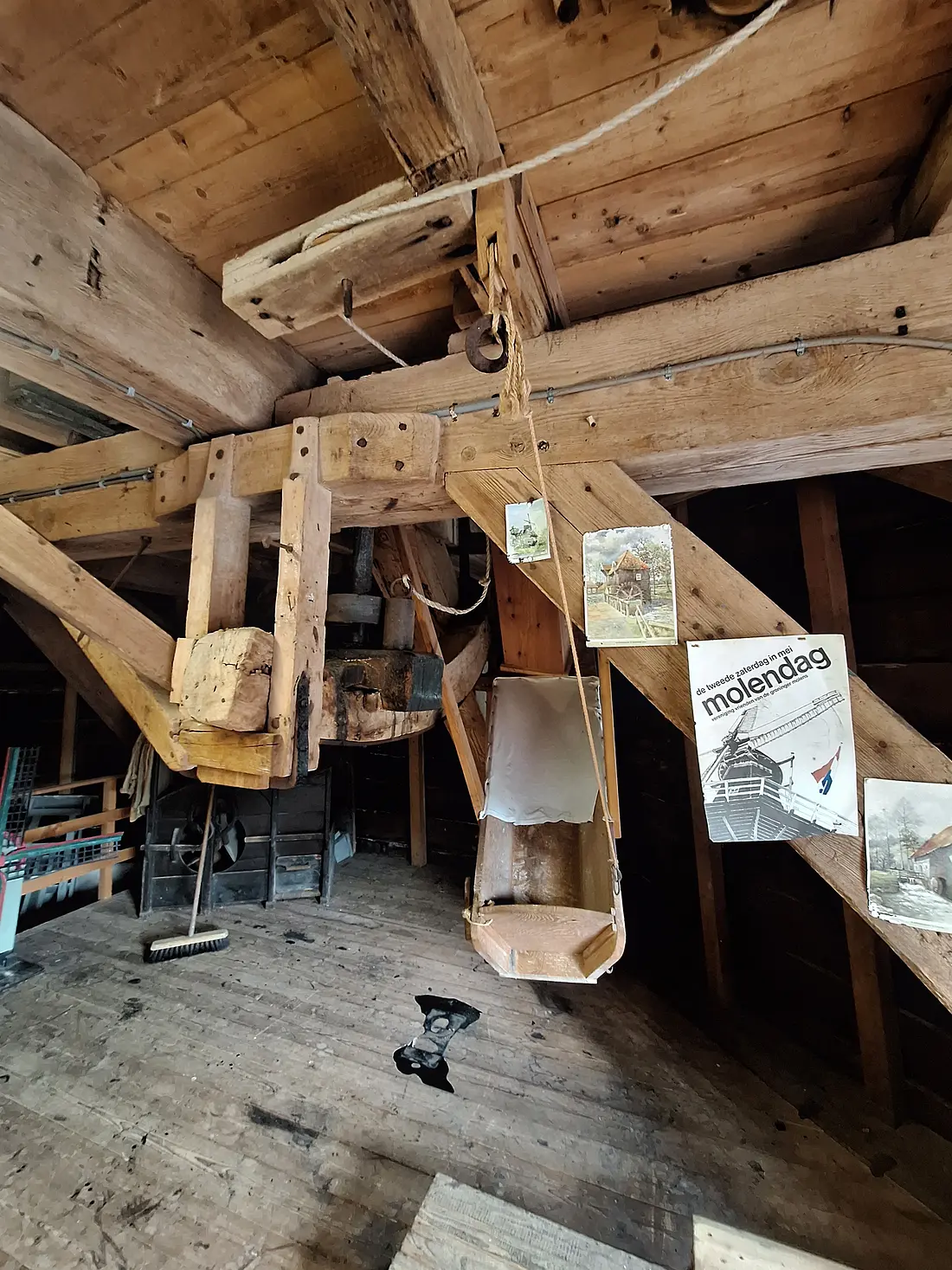 16, Molen 06408 De Vriendschap (Winsum), Jay Verkerk (19-07-2025)&nbsp;Let op de wel erg kromme pasbalk. | Database Nederlandse molens