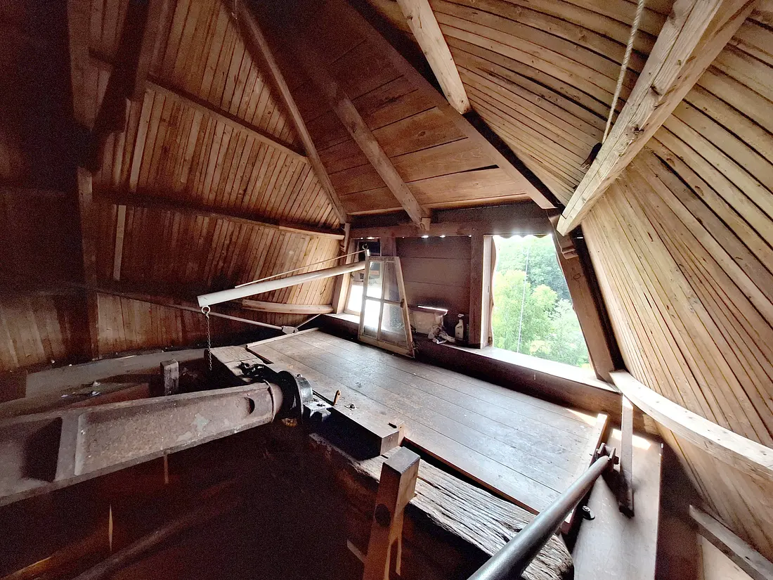 21, Molen 00496 Eva (Usquert), Jay Verkerk (19-07-2025)&nbsp;Een enorme kap! Fotograaf van deze foto (1.80 m), kon recht overeind staan bij het achterkeuveles!&nbsp; | Database Nederlandse molens