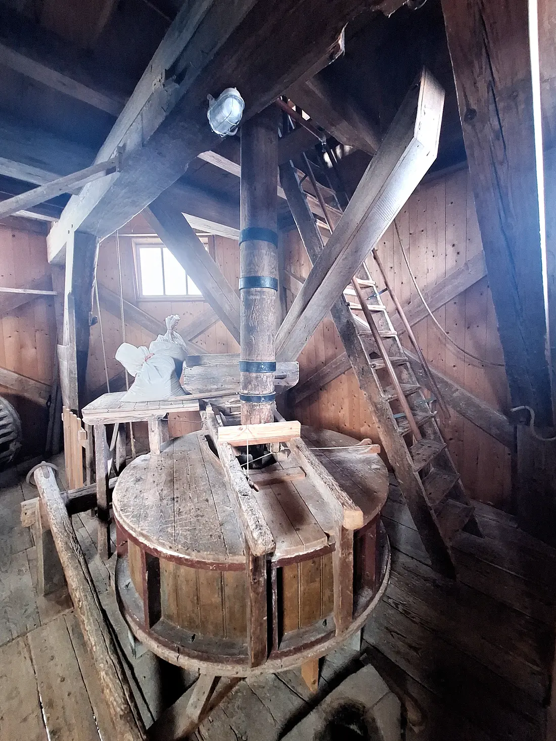 24, Molen 06416 Ceres (Spijk), Jay Verkerk (19-07-2025)&nbsp;Het wind aangedreven koppel met een steenspil van drie zolders lang (zolder onder de stelling tot zolder boven de stelling). | Database Nederlandse molens