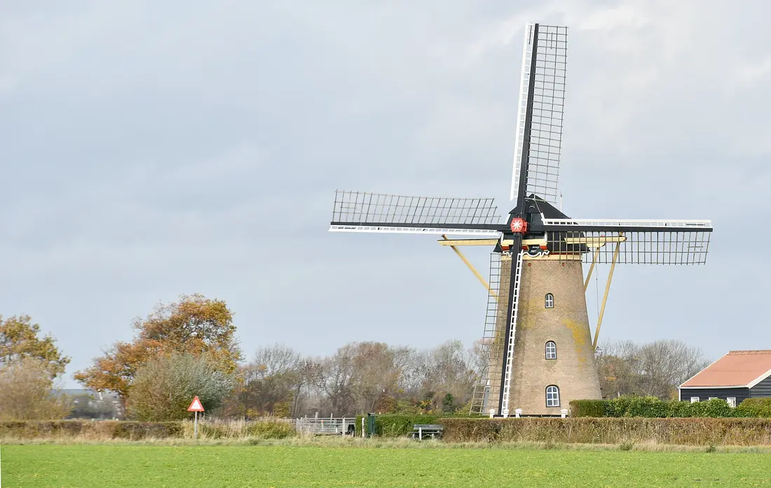 Molen 03557 Korenhoop (Meliskerke), Nancy Middelkoop (02-11-2025)&nbsp;De molen staat zonder windborden en zeilen vanwege problemen met de roeden.&nbsp; | Database Nederlandse molens