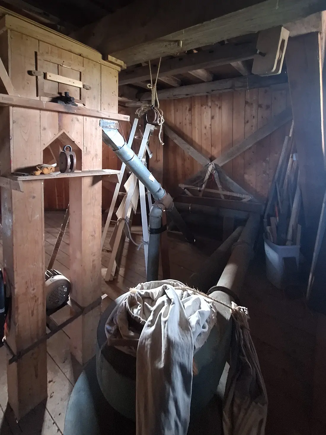 22, Molen 04432 De Hoop (Norg), Jay Verkerk (23-08-2025)&nbsp;De elevatorkop met o.a een uitgang naar de hamermolen. Onderin is de cycloon te zien. | Database Nederlandse molens