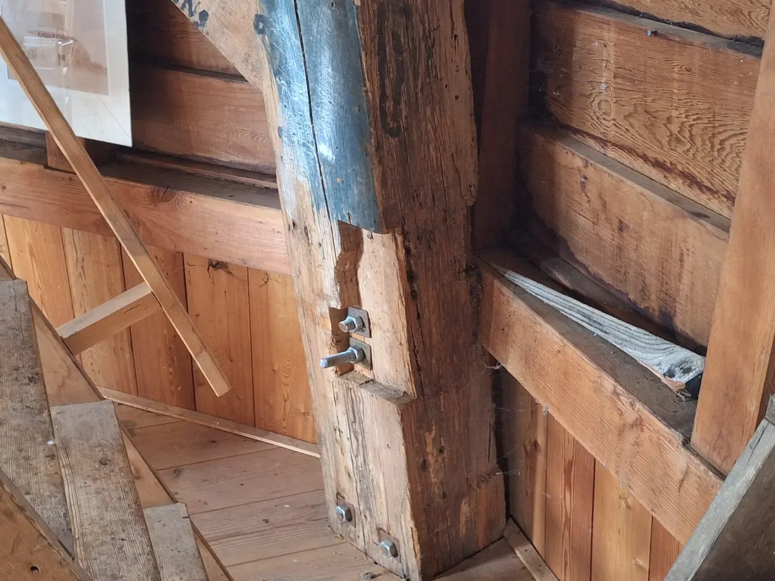 30, Molen 04432 De Hoop (Norg), Jay Verkerk (23-08-2025)&nbsp;Één van de sporen die er op wijst dat dit destijds een pelmolen is geweest. | Database Nederlandse molens