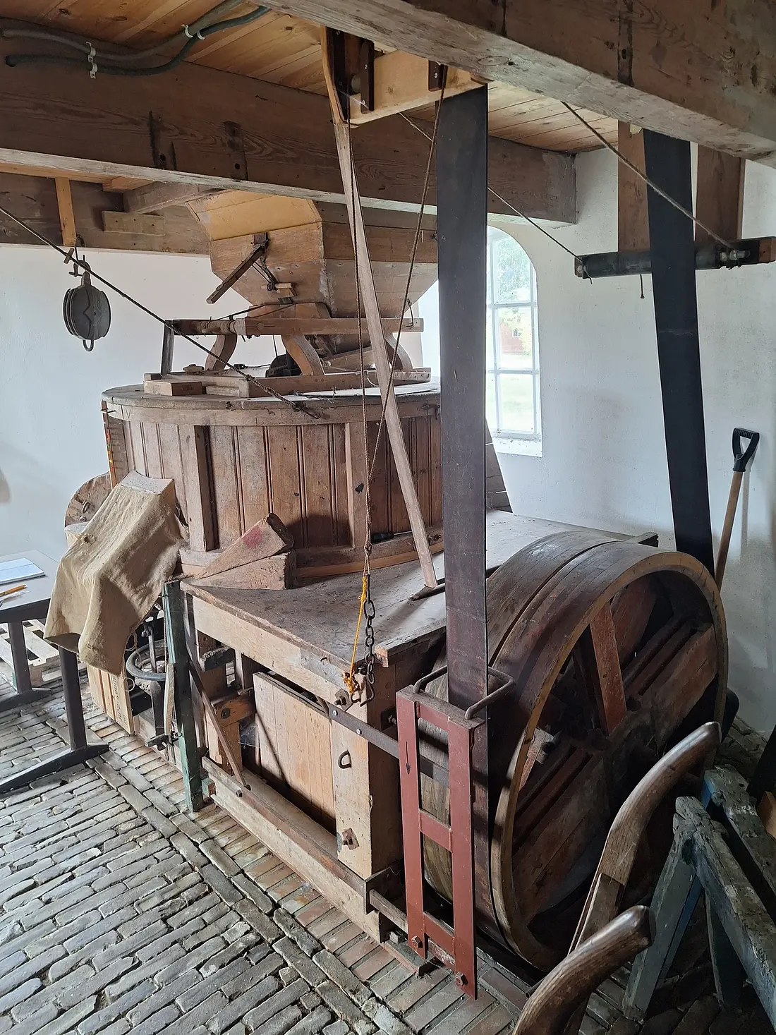 16, Molen 04419 De Eendracht (Gieterveen), Jay Verkerk (23-08-2025)&nbsp;Het motorkoppel op de beganegrond. | Database Nederlandse molens