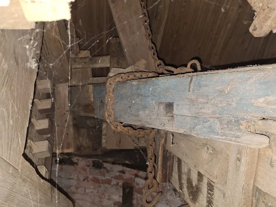 37, Molen 04419 De Eendracht (Gieterveen), Jay Verkerk (23-08-2025)&nbsp;Een oude roede voor het bovenwiel. | Database Nederlandse molens