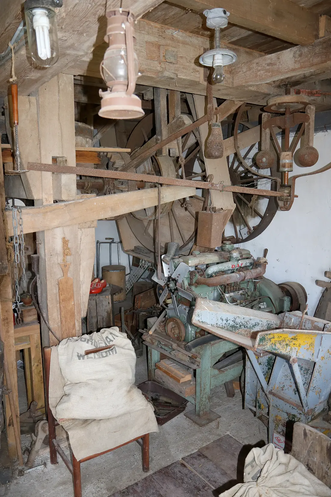11, Molen 01231 (Naamloos) (Wenum), Ronald Bakker (14-09-2025)&nbsp;Motor waarmee de maalstenen voorheen aangedreven konden worden. | Database Nederlandse molens