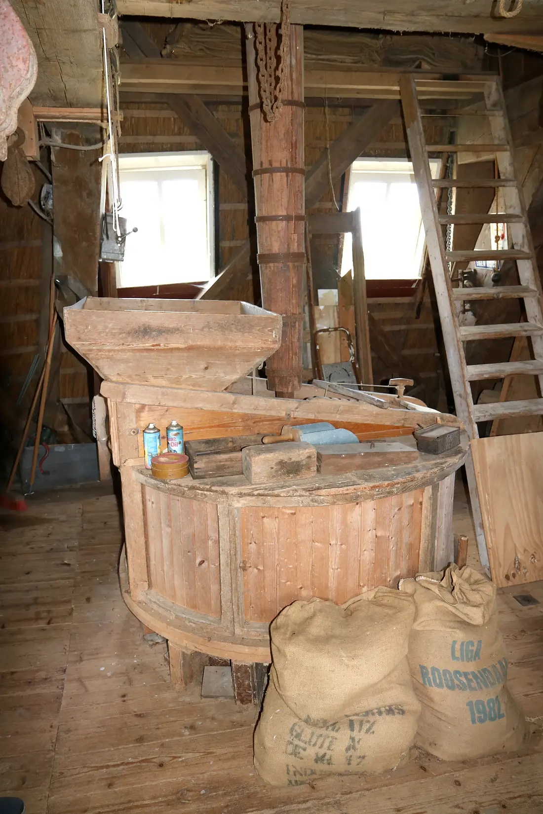 16, Molen 01231 (Naamloos) (Wenum), Ronald Bakker (14-09-2025)&nbsp;Het tweede koppel maalstenen. | Database Nederlandse molens