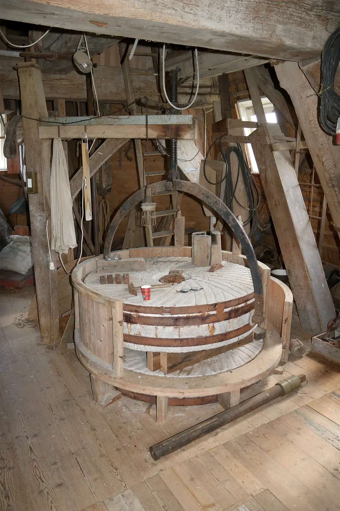14, Molen 01231 (Naamloos) (Wenum), Ronald Bakker (14-09-2025)&nbsp;Het eerste koppel maalstenen. | Database Nederlandse molens