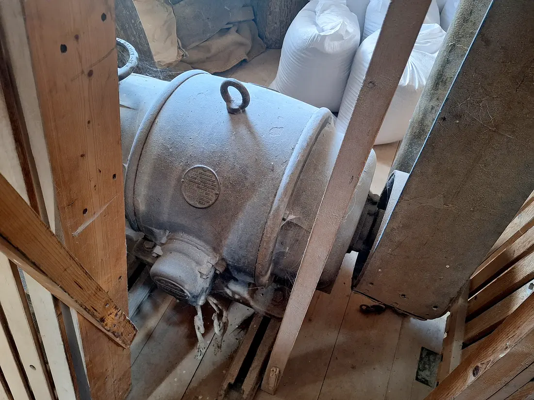 19, Molen 03555 De Lelie (Koudekerke), Jay Verkerk (30-08-2025)&nbsp;De electromotor voor de motoraandrijving op het spoorwiel. | Database Nederlandse molens