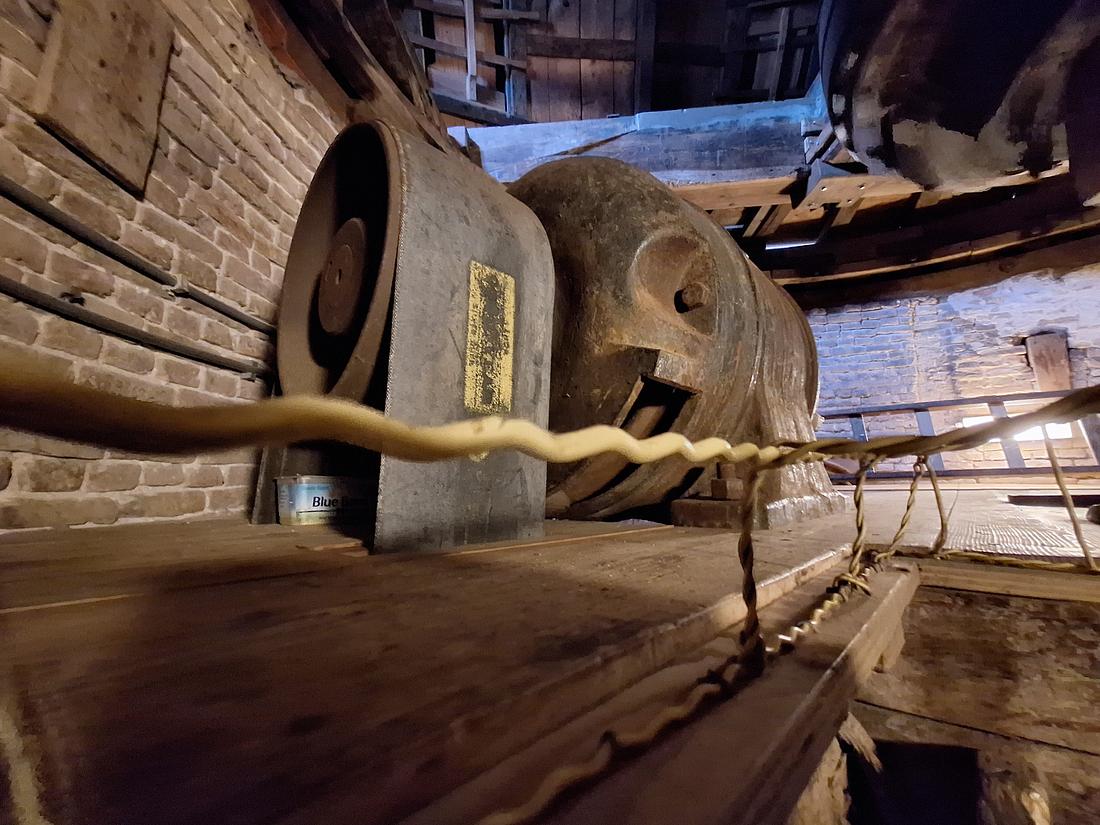 22, Molen 03554 (Naamloos) (Zoutelande), Jay Verkerk (30-08-2025)&nbsp;De electromotor in de kapzolder. | Database Nederlandse molens
