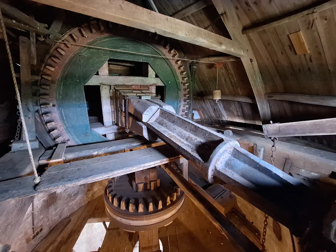 32, Molen 03545 De Graanhalm (Gapinge), Jay Verkerk (30-08-2025)&nbsp;Bovenwiel met groen geverfde plooistukken. | Database Nederlandse molens