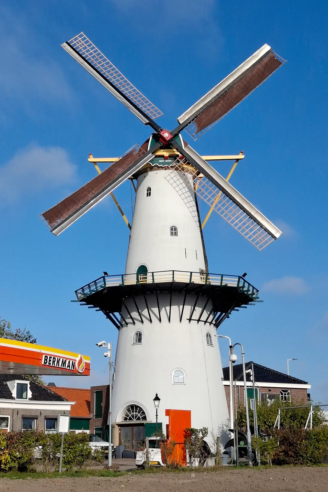 Molen 01913 Nooit Gedacht (Spijkenisse), Niels Hoogstad (08-11-2025)&nbsp;De molen met de nieuwe buitenroede. | Database Nederlandse molens