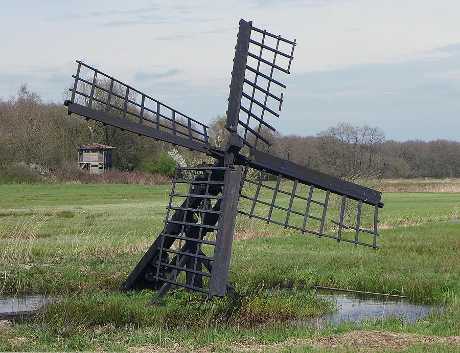 6, Molen 10247 (paaltjasker) (De Hoeve), De hekkens zijn nu wel aan vervanging toe.  Jan van Rijswijk (14-4-2015). | Database Nederlandse molens